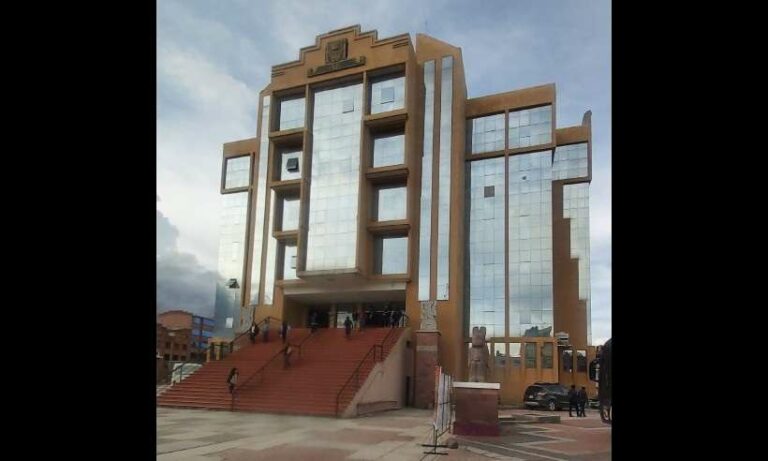 Proteção se rompe e estudantes despencam do quarto andar de universidade na Bolívia; há 7 mortos