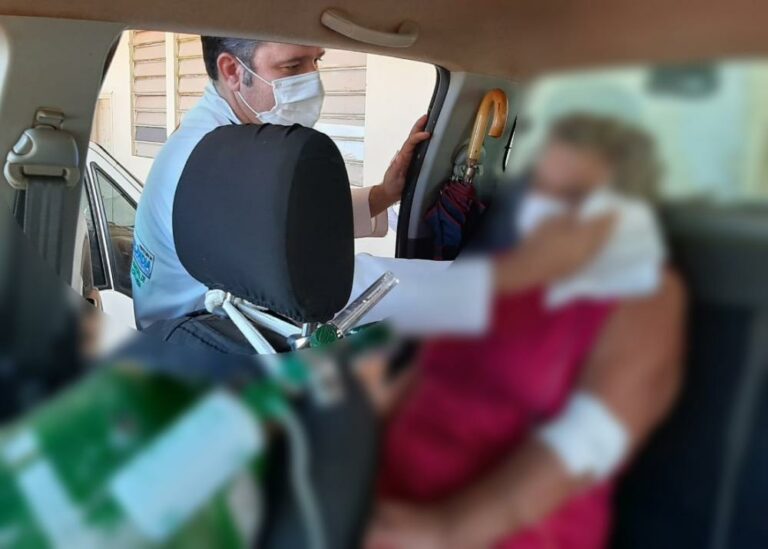 Sem ambulância, idosa com covid é transferida em carro particular no interior do AC