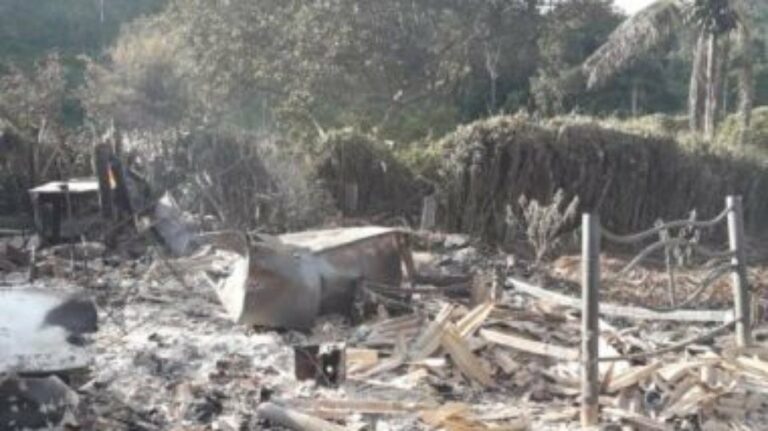 Família tem casa destruída após explosão de celular que estava carregando sobre geladeira