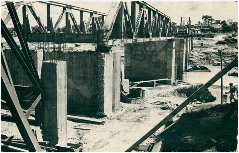 Ponte metálica sendo construída na década de 60