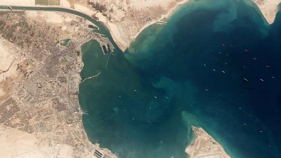 Canal de Suez: as impressionantes imagens de satélite do impacto causado por navio encalhado