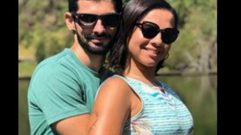 Mulher tentar escapar de carro em movimento após levar 8 facadas do marido, mas morre