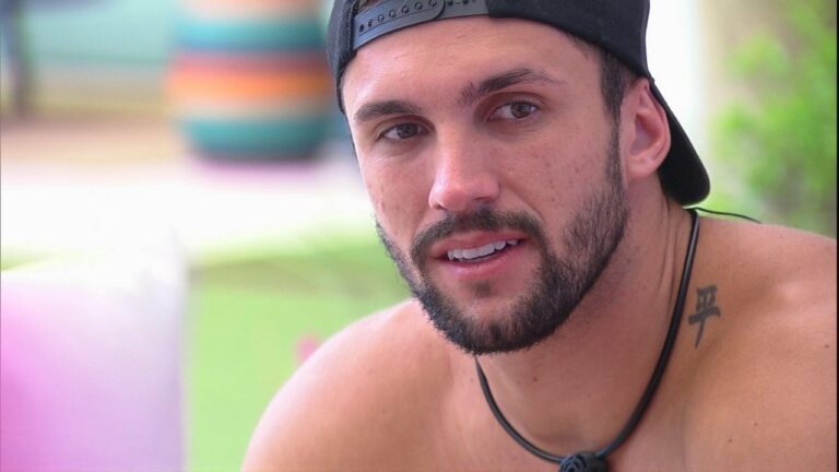 BBB21: Arthur fica irritado por ter que ouvir funk em sua festa