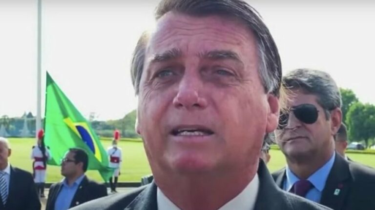 Bolsonaro decide se vacinar contra covid-19 e entrará na fila, diz Blog