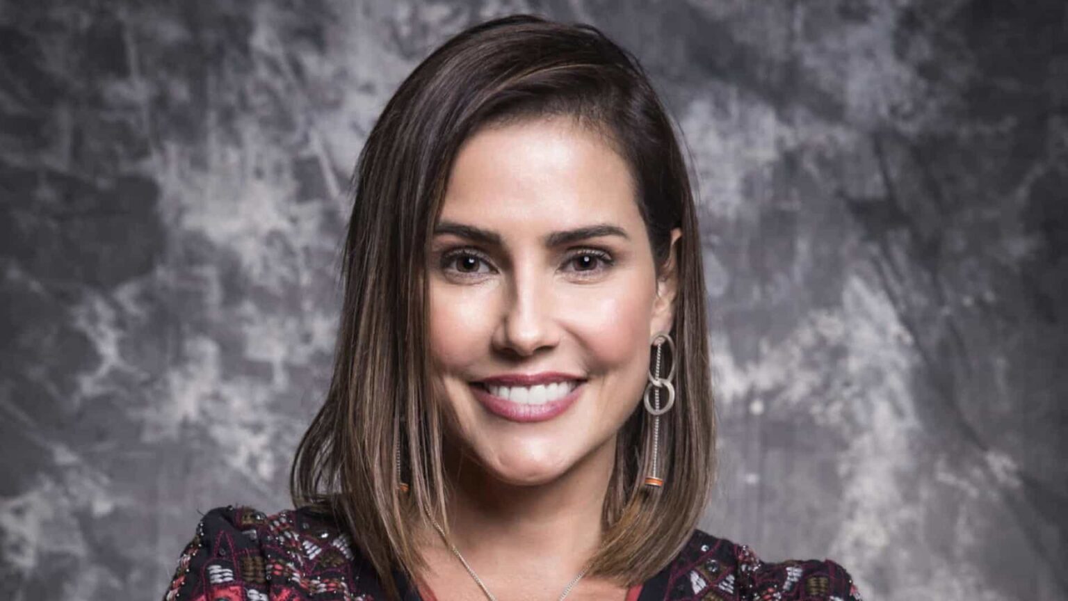 Vídeo: Deborah Secco anima seguidores com dança sensual