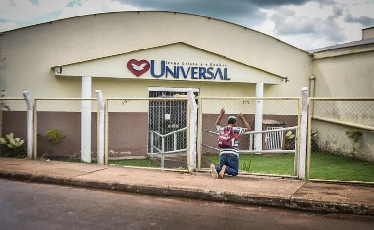 Homem se ajoelha para orar em frente à Universal e chama atenção na internet