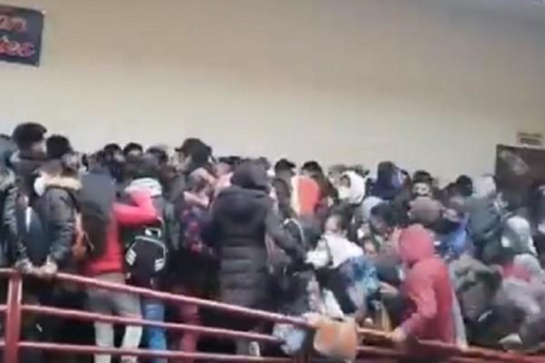 Vídeo: sete alunos morrem após grade romper em universidade da Bolívia