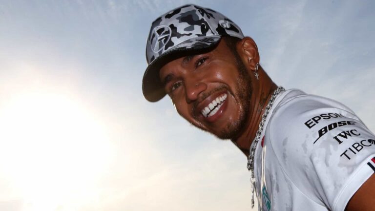 De carro novo, Hamilton deixa em aberto se continuaria na F-1 após 8º título