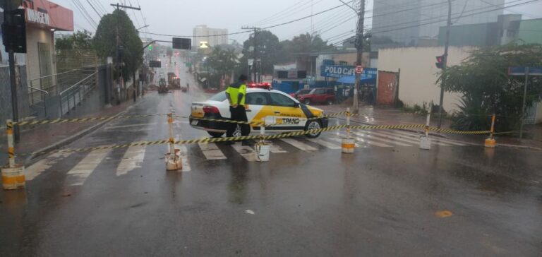 Carro cai em buraco na Av. Ceará e Prefeitura diz que área estava sinalizada; veja vídeo
