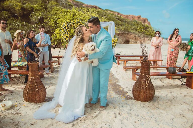 Cantor acreano Matheus Lira e Jéssica Queiroga se casam na praia; veja fotos