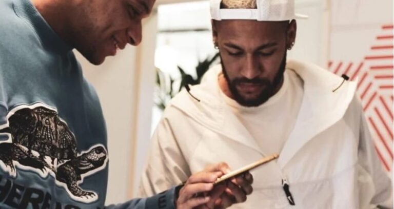 Neymar e outros jogadores ganham celulares de ouro; veja fotos