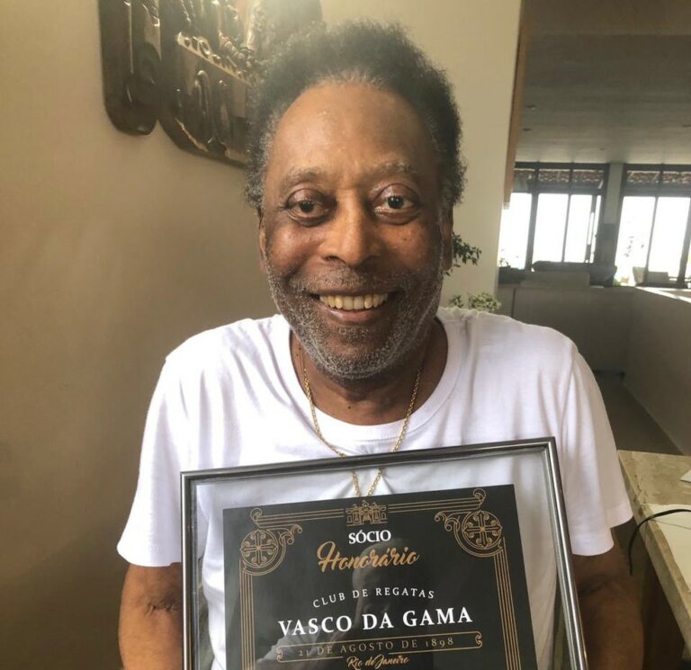 Torcedor do Vasco, Pelé é homenageado e recebe título de sócio honorário do clube