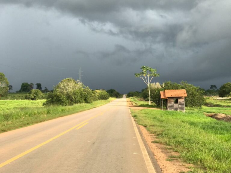 Nuvens carregadas na BR-364