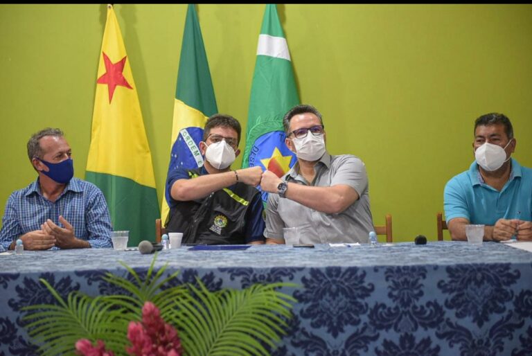 Alan Rick comemora assinatura da ordem de serviço para reforma da Unidade Mista de Acrelândia