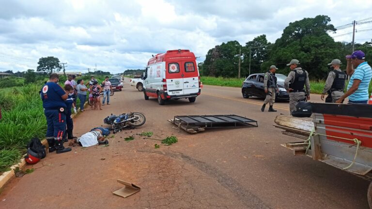 Pai morre e filho fica ferido após reboque colidir com motocicleta na BR-364