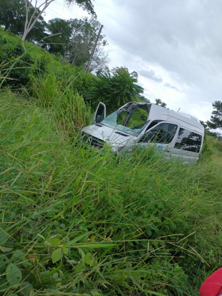 Roda de carreta solta, atinge Van e deixa 4 pessoas gravemente feridas em estrada no AC
