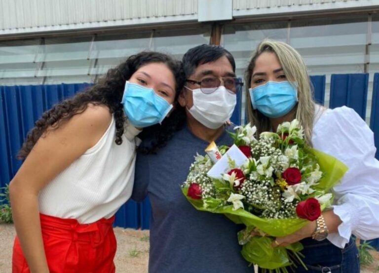 Vídeo: recuperado da Covid-19, médico de Sena é homenageado após ter alta do Into