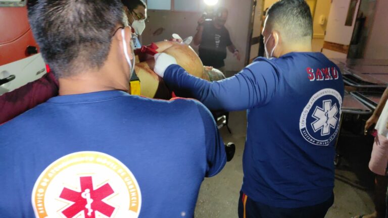 Dupla é baleada em frente a distribuidora no bairro Santa Inês