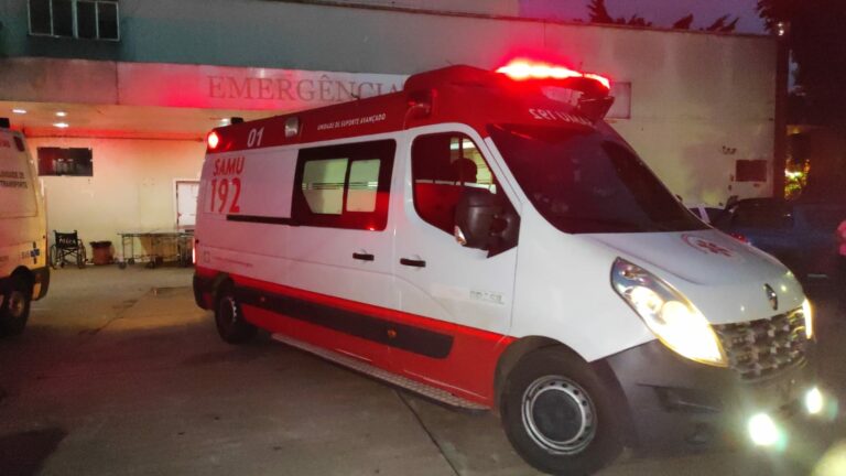 Motorista perde a direção e veículo vai parar dentro de córrego na Dias Martins