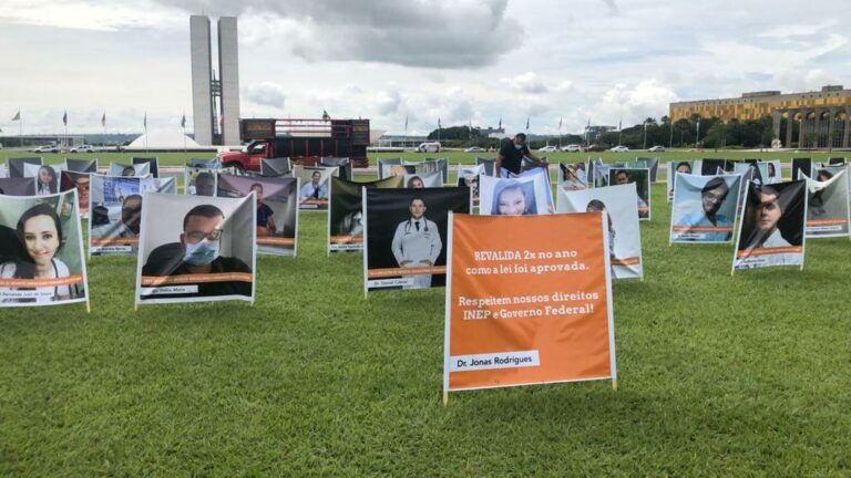 Acreanos formados no exterior protestam em Brasília por mais vagas no Mais Médicos