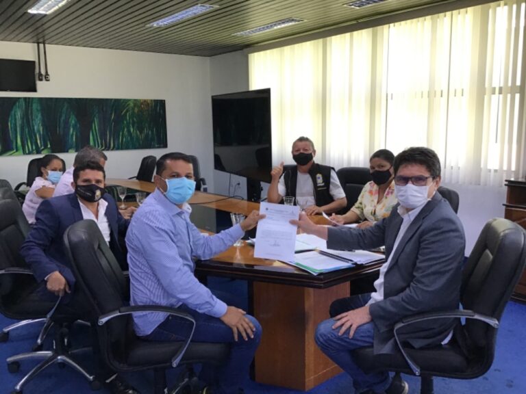 TCE determina que prefeito devolva parte de salário retirado de servidores da Educação em Epitaciolândia