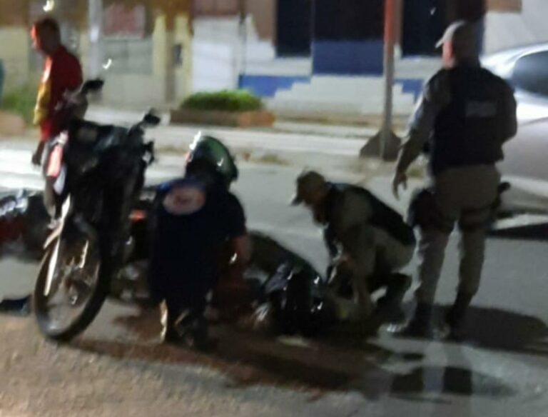 Policial sofre acidente e é arremessado de veículo durante perseguição na Via Chico Mendes