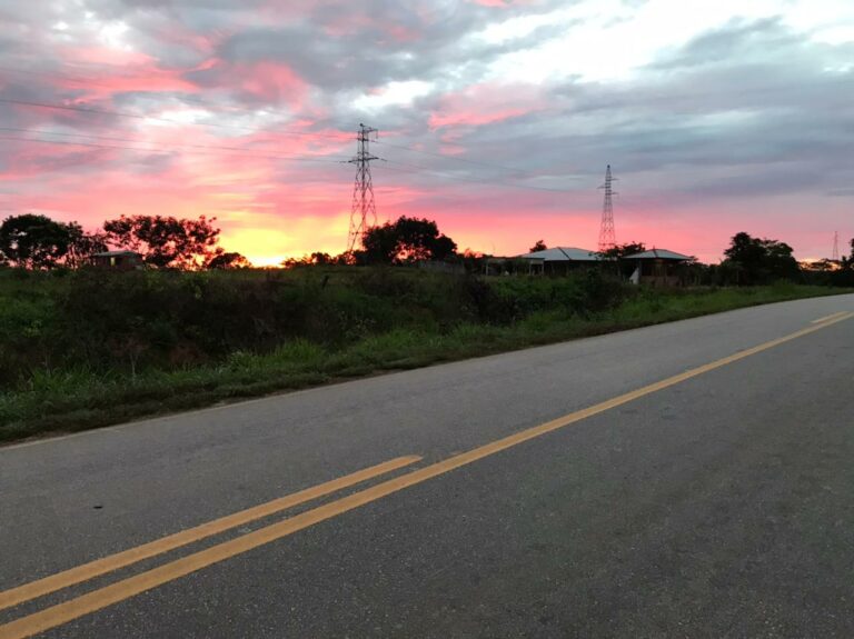 Céu alaranjado de um fim de tarde na BR-364