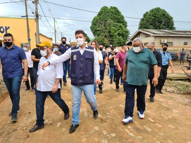 Gladson vai a Sena ver operação do Deracre nas ruas e recebe elogios de Mazinho