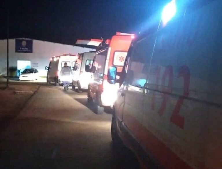 Ambulâncias são usadas como leitos para pacientes com Covid-19 na entrada do Into