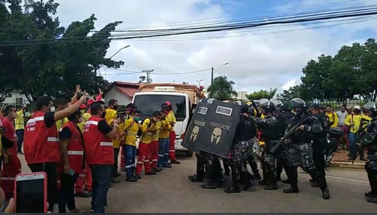 Bope dispersa garis que protestam contra atraso de salário e usam spray de pimenta