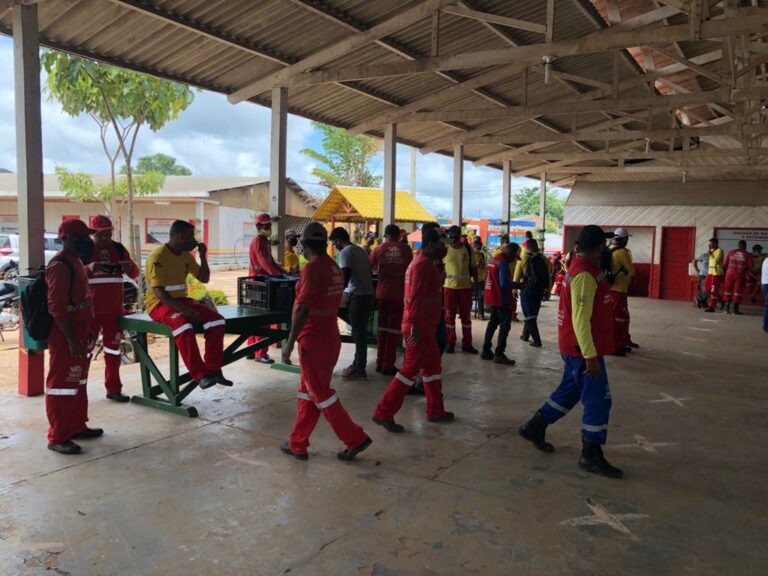 Atraso em pagamento de garis em Rio Branco resulta até em ameaças de facções