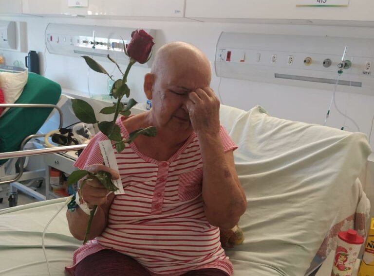 Projeto no AC leva palavra de conforto e rosas a pessoas internadas com covid-19