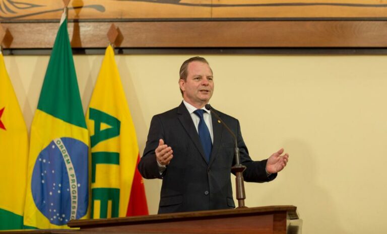 Pedro Longo diz que salários atrasados podem ser depositados direto na conta dos garis