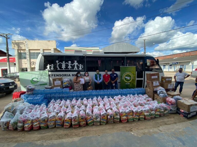 Campanha Defensoria Solidária realiza entrega de doações em Tarauacá
