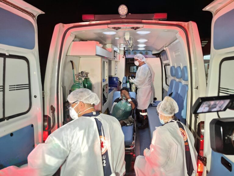 Pacientes em estado grave no AC são transferidos para tratamento da covid-19 em Manaus