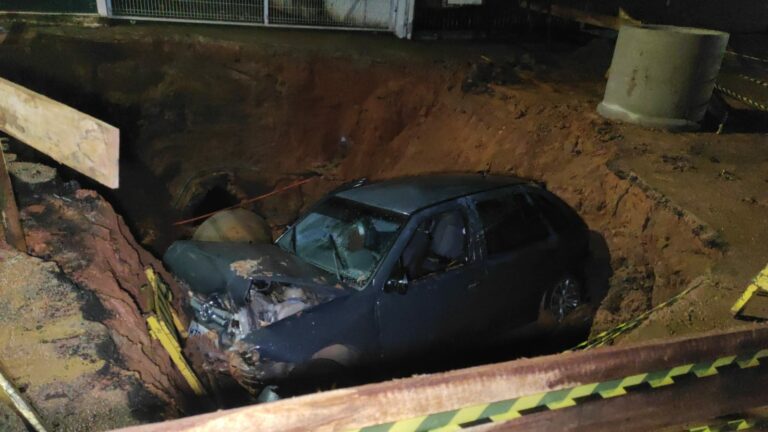 Empresário fica ferido após carro cair em buraco na Avenida Ceará, em Rio Branco