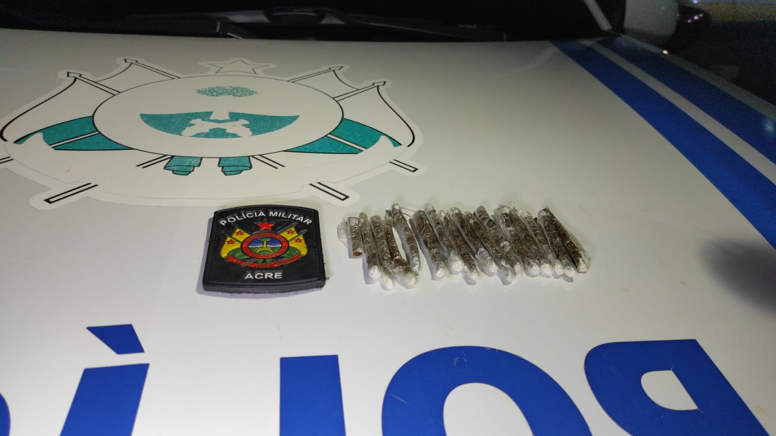 PM estoura boca de fumo e prende jovem com maconha na Baixada da Sobral