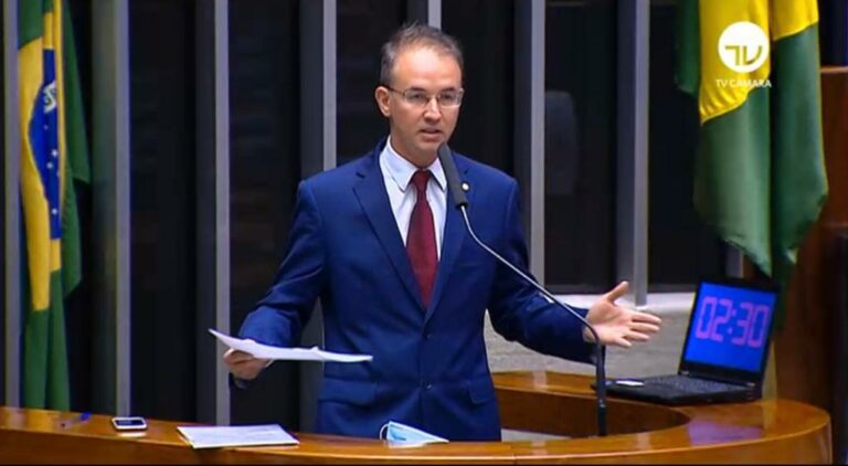 Leo de Brito quer explicações sobre denúncias de tráfico de influência contra filho de Bolsonaro