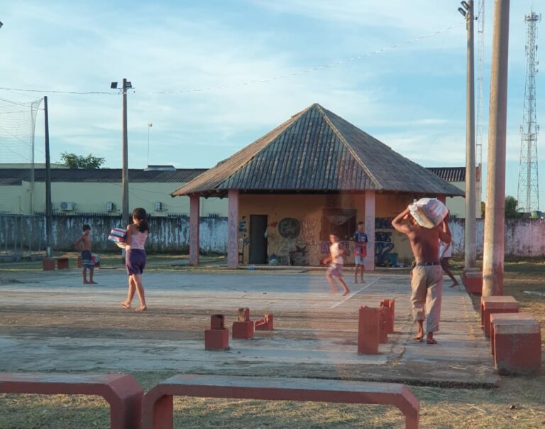 Família com duas crianças se abriga em quiosque de praça na Capital para sobreviver