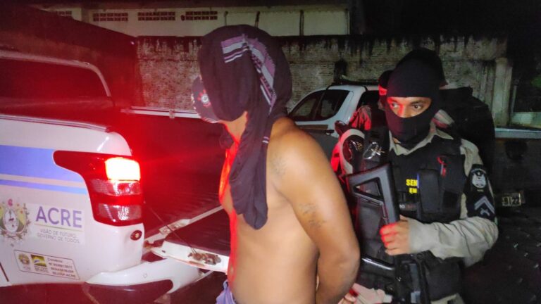 Jovem é preso enquanto vendia drogas na frente de sua casa, em Rio Branco