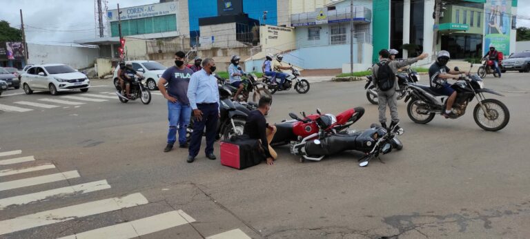 Motociclista invade sinal vermelho e se choca com outra moto na Avenida Ceará