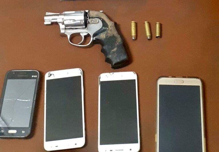 Trio armado invade ônibus e rouba passageiros e motorista; os três foram presos pela PM