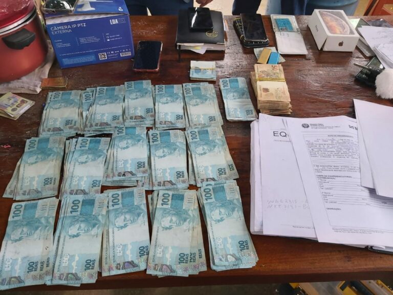 Acusados de extorquir comerciantes no AC são presos com R$35 mil, jóias e carros