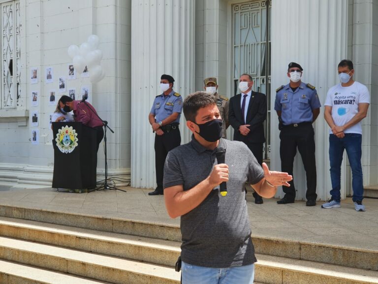 Gladson anuncia vacinação de policiais contra covid-19 para o dia 7 de abril
