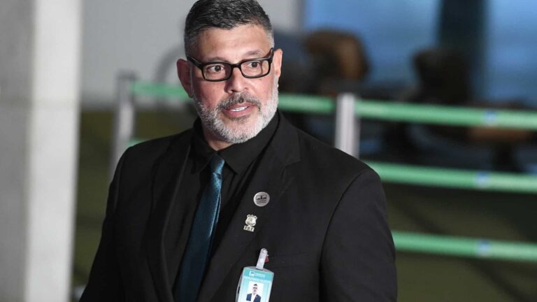 Alexandre Frota pode ter bens penhorados se não pagar Caetano Veloso