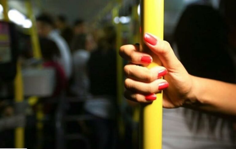Homem é preso após esfregar partes íntimas em mulher dentro de ônibus