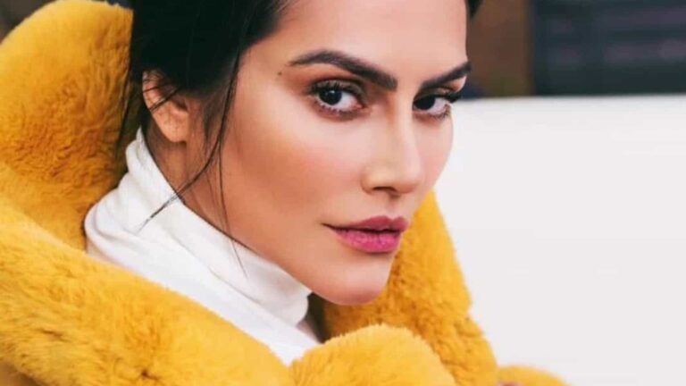 Cleo (ex-Pires) mostra bumbum gigante todo sujo de areia na praia