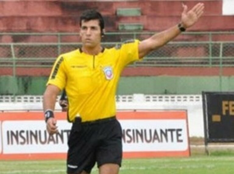 Diego Pombo Lopez, da Bahia, apita Galvez x Atlético-GO, pela 1ª fase da Copa do Brasil