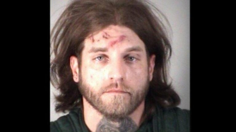 Homem mata avô a facadas e guarda as orelhas da vítima nos bolsos da calça