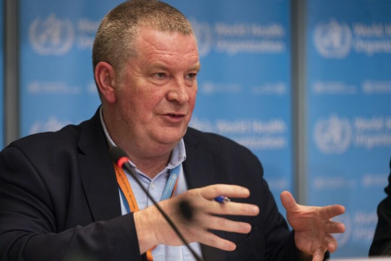 OMS diz que é prematuro pensar que a pandemia do coronavírus vai acabar em 2021